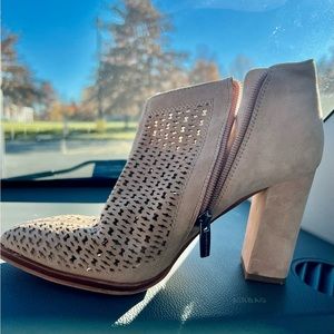 Vince Camuto tan booties size 6 1/2